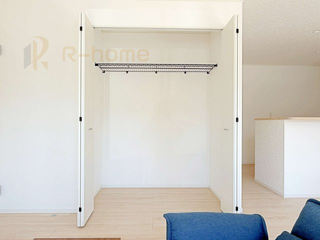 常陸大宮市姥賀町第3　新築戸建て　6号棟の収納|掃除道具などの収納に便利なリビングクローゼット♪共有スペースの収納はあると便利です！