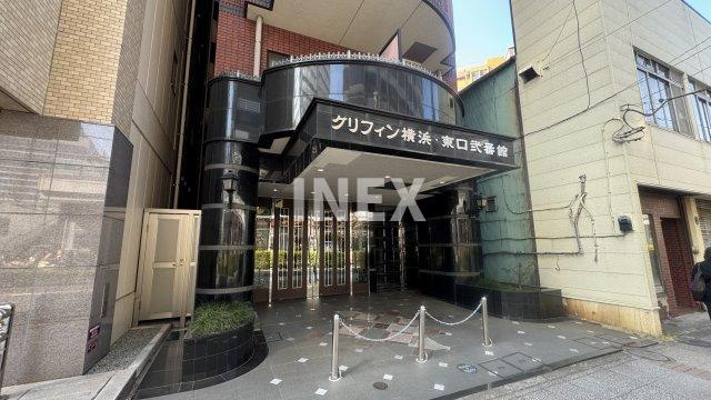 横浜市西区高島２丁目の賃貸マンションのエントランス