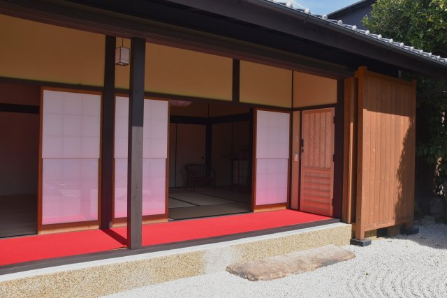 吉田神社近く 学者が愛した庭屋一如の平家の内装|立派な鞍馬石の沓脱石
