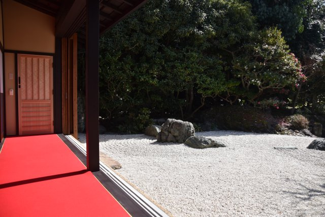 吉田神社近く 学者が愛した庭屋一如の平家の庭|癒される縁側