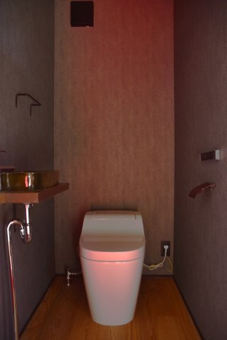 吉田神社近く 学者が愛した庭屋一如の平家のトイレ|トイレは2か所。来客用とプライベート用に分けられます