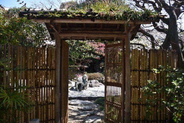 吉田神社近く 学者が愛した庭屋一如の平家の庭|お庭への入口