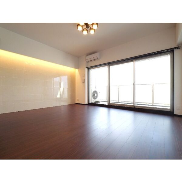 プレジオ三国ASIANの居間・リビング