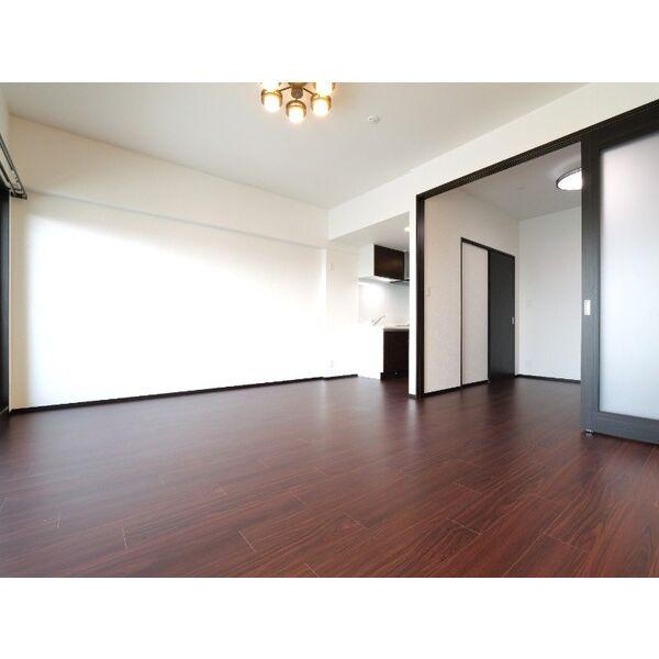 プレジオ三国ASIANの居間・リビング