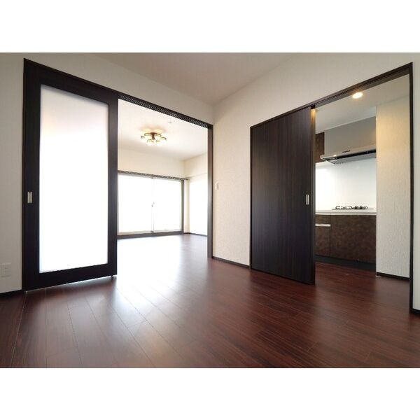 プレジオ三国ASIANの居間・リビング