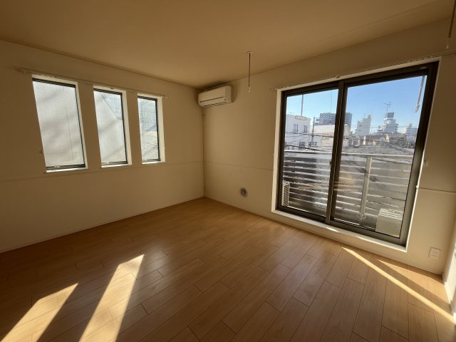 【居間・リビング】 | ジュヌセードルＢ | 窓が多くて明るさも良好ですね♪