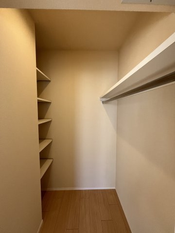 【収納】 | ジュヌセードルＢ | 大きめのウォークインクローゼットも重宝しそうですね♪