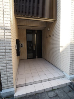 【エントランス】 | オートロック完備でセキュリティ面も安心