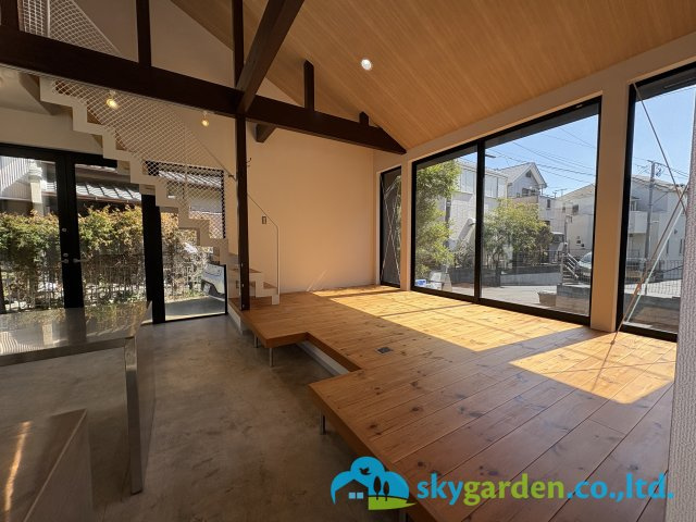 藤沢市片瀬3丁目　一戸建ての居間・リビング|こちらの居間で趣味の時間をお楽しみください