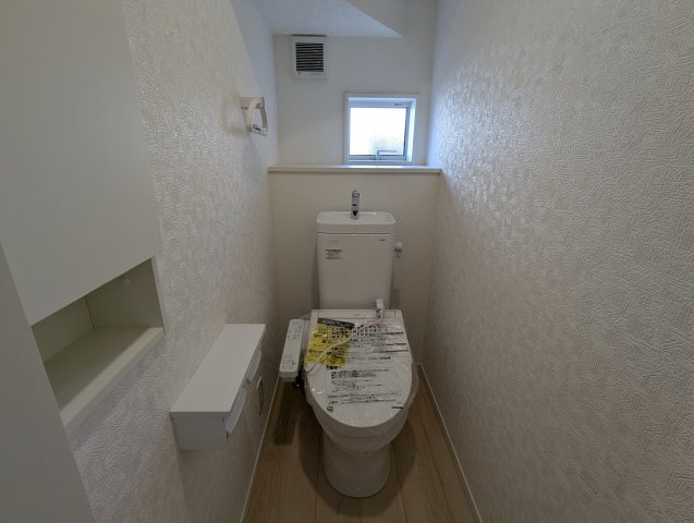 茨城町長岡第４のトイレ|窓がついており、いつでも快適な空間に！ゆっくりとお一人時間をお過ごしください（同施工物件写真）