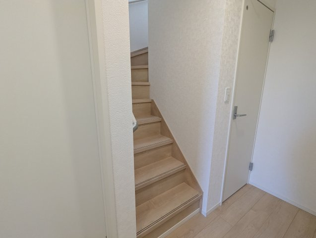 茨城町長岡第４の内装|階段は手すり付きで小さなお子様も安心です（同施工物件写真）