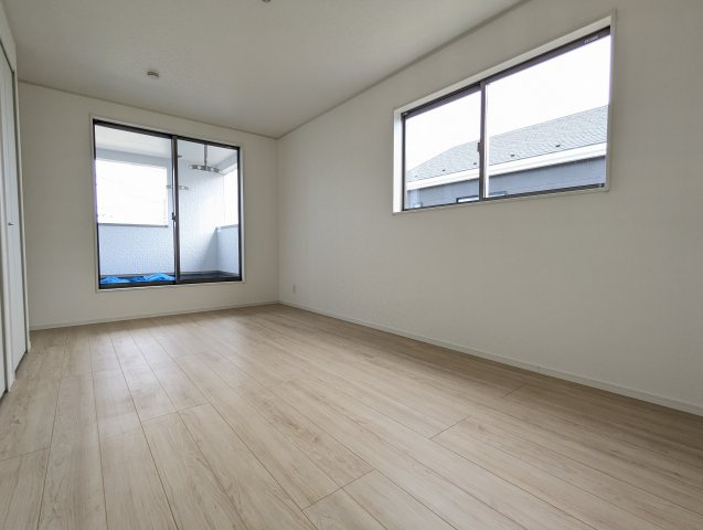 茨城町長岡第４の洋室|バルコニーに面した明るい洋室です。採光・通風が良く毎朝気持ち良く起床ができ・・日中も日差しが降り注ぐ～