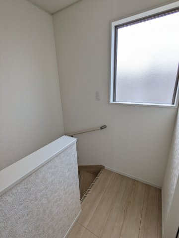 茨城町長岡第４の内装|窓付きの階段は明るく、手すり付きで小さなお子様でも安心です