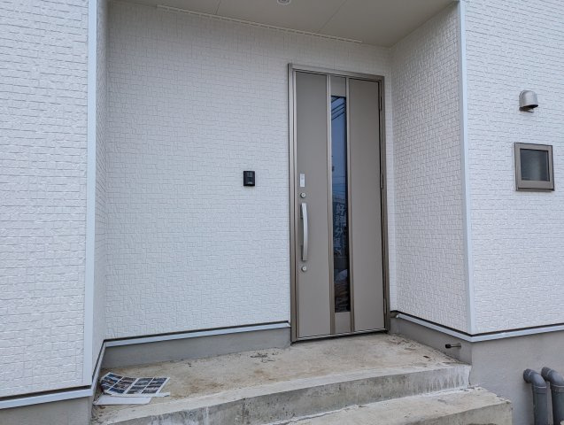 茨城町長岡第４の玄関|暖かい印象の玄関です。玄関は住まいの（顔）です～♪新しい生活を新しい家で♪