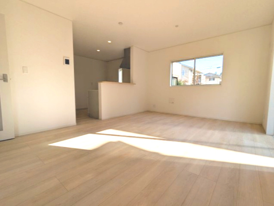 茨城町長岡第４の居間・リビング|大きな窓があり陽射しが差し込みます。お子様の目を離すことなく片付け・お料理ができ安心です～♪（同施工物件写真）