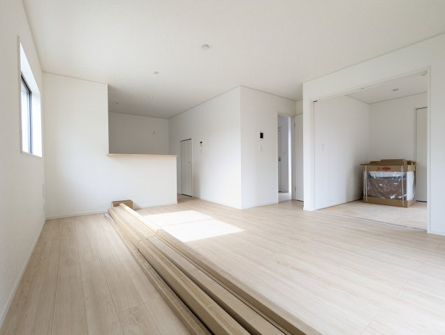 茨城町長岡第４の居間・リビング|大きな窓があり陽射しが差し込みます。お子様の目を離すことなく片付け・お料理ができ安心です～♪
