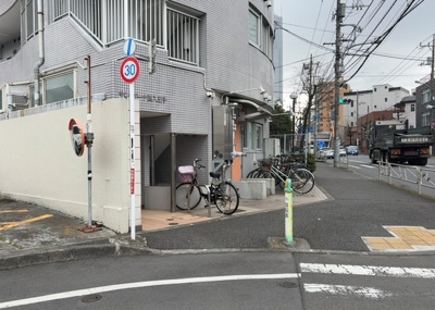 【庭】 | サンマリーナ西八王子 | 物件によっては、入居者が個人的に使用できる専用庭がついているものもあります。また、住宅の中にある土間の部分を庭と呼ぶこともあります。庭の用途は住む人によって変わり、それによってデザインもさまざまです。