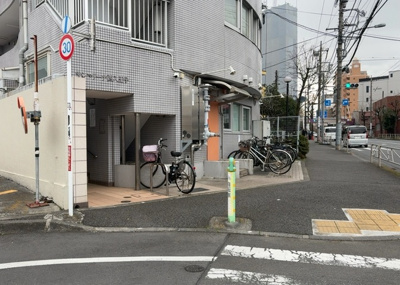 【中庭】 | サンマリーナ西八王子 | 中庭（パティオ）とは、一つの建築物の内部に設けられた、壁などで囲われている庭のことを指します。コの字型、ロの字型が主流ですが、L字型の中庭もあります。最近では、インテリア性の高さからも人気があります。