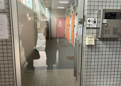 【エントランス】 | サンマリーナ西八王子 | マンションのエントランスには、もともと風よけや防犯の役割がありますが、マンションによって宅配ボックスなどの設備が備わっている所もあります。日々の生活をイメージしながら生活しやすさをチェックしましょう。