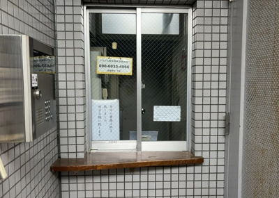 【受付】 | サンマリーナ西八王子 | 受付はマンションコンシェルジュがいる場合もあれば、管理人が滞在する小部屋を総称して呼ぶことがあります。主にエントランスに設置されていることから、防犯面でも期待ができます。防犯設備がない場合はより安心！