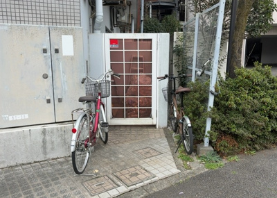 【設備】 | サンマリーナ西八王子 | 共有部分は、住民なら誰もが使える設備のこと。例えば駐車場やエレベーター、インターネット設備、セキュリティ設備などがあります。他にも、マンションの廊下・外部階段やエントランス・ゴミ置き場などがあります。