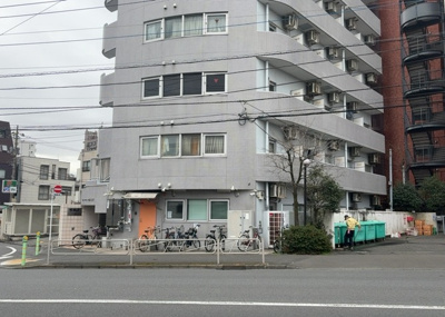 【外観】 | サンマリーナ西八王子 | ＲＣ造、Reinforced Concreteは直訳すると補強されたコンクリートです。主に柱や梁・床・壁が鉄筋とコンクリートで構成おり、鉄筋を組んだ型枠にコンクリートを流し込んで固めたものを指します。