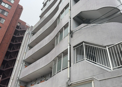 【内装】 | サンマリーナ西八王子 | 共有部分は、住民なら誰もが使える設備のこと。例えば駐車場やエレベーター、インターネット設備、セキュリティ設備などがあります。他にも、マンションの廊下・外部階段やエントランス・ゴミ置き場などがあります。
