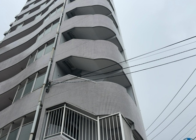 【外観】 | サンマリーナ西八王子 | 共用部分は、一棟の建物に住む区分所有者全員が共同で所有するとし、共用部分の管理、補修などは、区分所有者で形成される管理組合が行います。個人の判断で勝手に変更することはできませんので覚えておきましょう。