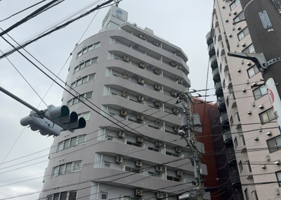 【外観】 | サンマリーナ西八王子 | 外観はマンション管理がされているかの目安になります。築年数が古いと、壁面は劣化してひび割れが生じることも！建物が古びていても細かいところが修繕されていると、きちんと管理されているなぁと感じるでしょう。