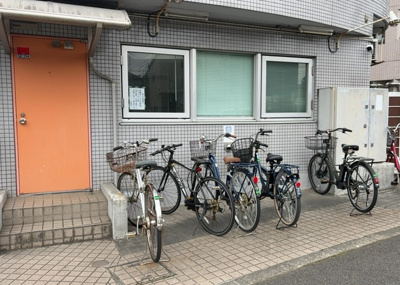【駐車場】 | サンマリーナ西八王子 | 車一台あたりに必要なスペースは、標準サイズの普通自動車で横幅2m50cm、長さ5mは必要になります。ただし、乗降のことも考慮して横幅3m30cm、長さ5m50cmほどは確保できるところを選びましょう。