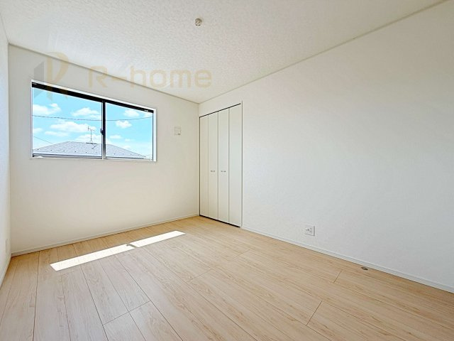 常陸大宮市姥賀町第3　新築戸建て　8号棟の洋室|どんな部屋家具も合わせやすいシンプルな洋室！
たっぷりの日差しと心地よい風が舞い込む住まい♪