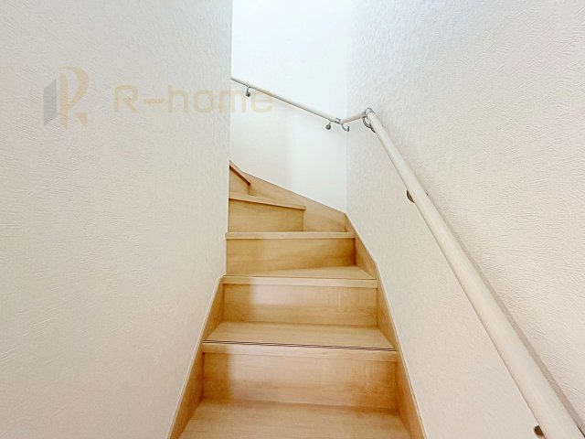 常陸大宮市姥賀町第3　新築戸建て　8号棟の内装|手すりのついた階段！小さなお子様の利用も一安心です♪