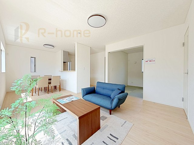 常陸大宮市姥賀町第3　新築戸建て　8号棟の居間・リビング|広くて明るいＬＤＫ♪ ゆったりくつろげるリビングスペースで、ご家族皆様の笑顔が溢れます。