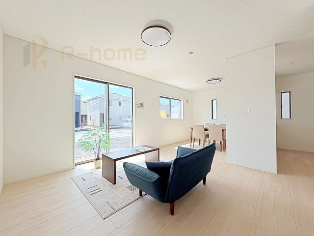 常陸大宮市姥賀町第3　新築戸建て　8号棟の居間・リビング|広々とした余裕のあるリビングです♪大きな窓からは自然光が届きます。