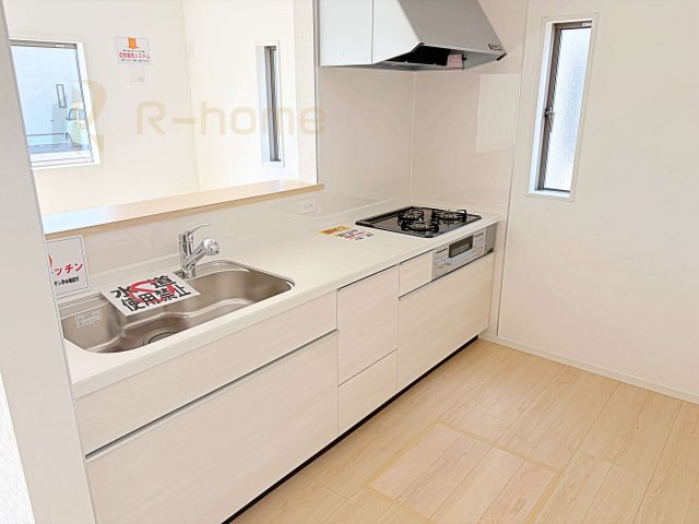 常陸大宮市姥賀町第3　新築戸建て　8号棟のキッチン|料理をしながら家族とコミュニケーションが取れる対面式システムキッチン。