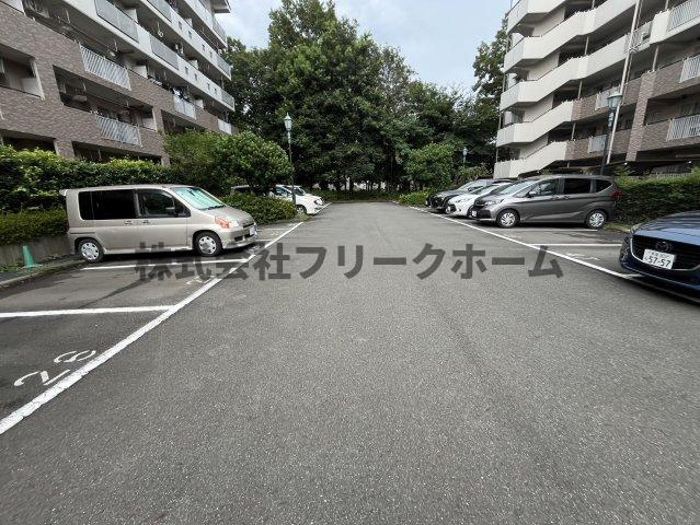 小金井市梶野町３丁目の賃貸マンションの駐車場