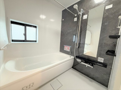 【浴室】 | 【仲介手数料２４０万円が無料！】■南庭■車２台可■住宅性能評価６項目で最高評価 | 諸費用２４０万円が無料！
決算特別キャンペーン！
■車２台可
■南庭
■陽当り良好
■住宅性能評価６項目で最高評価
■太陽光発電
■ＺＥＨ水準住宅
■省エネ性能ラベル
■高断熱住宅