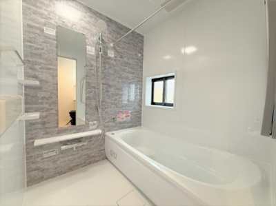 【浴室】 | 【仲介手数料２４０万円が無料！】■南庭■車２台可■住宅性能評価６項目で最高評価 | 諸費用２４０万円が無料！
決算特別キャンペーン！
■車２台可
■南庭
■陽当り良好
■住宅性能評価６項目で最高評価
■太陽光発電
■ＺＥＨ水準住宅
■省エネ性能ラベル
■高断熱住宅