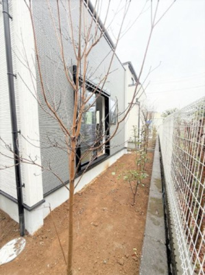 【庭】 | 【仲介手数料２４０万円が無料！】■南庭■車２台可■住宅性能評価６項目で最高評価 | 諸費用２４０万円が無料！
決算特別キャンペーン！
■車２台可
■南庭
■陽当り良好
■住宅性能評価６項目で最高評価
■太陽光発電
■ＺＥＨ水準住宅
■省エネ性能ラベル
■高断熱住宅