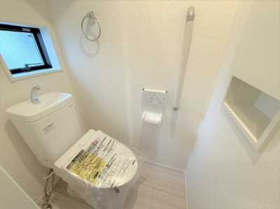 【トイレ】 | 【仲介手数料２４０万円が無料！】■南庭■車２台可■住宅性能評価６項目で最高評価 | 諸費用２４０万円が無料！
決算特別キャンペーン！
■車２台可
■南庭
■陽当り良好
■住宅性能評価６項目で最高評価
■太陽光発電
■ＺＥＨ水準住宅
■省エネ性能ラベル
■高断熱住宅