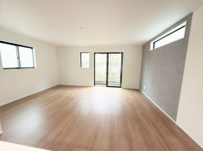 【居間・リビング】 | 【仲介手数料２４０万円が無料！】■南庭■車２台可■住宅性能評価６項目で最高評価 | 諸費用２４０万円が無料！
決算特別キャンペーン！
■車２台可
■南庭
■陽当り良好
■住宅性能評価６項目で最高評価
■太陽光発電
■ＺＥＨ水準住宅
■省エネ性能ラベル
■高断熱住宅