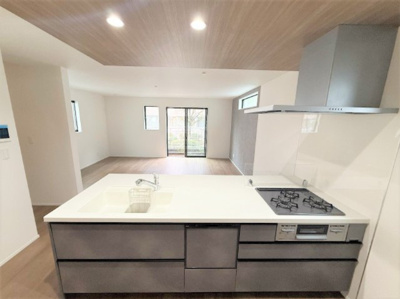 【キッチン】 | 【仲介手数料２４０万円が無料！】■南庭■車２台可■住宅性能評価６項目で最高評価 | 諸費用２４０万円が無料！
決算特別キャンペーン！
■車２台可
■南庭
■陽当り良好
■住宅性能評価６項目で最高評価
■太陽光発電
■ＺＥＨ水準住宅
■省エネ性能ラベル
■高断熱住宅