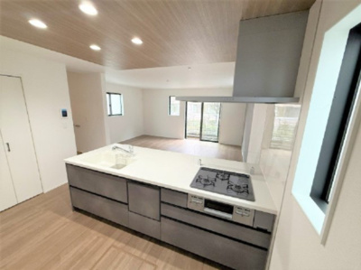 【キッチン】 | 【仲介手数料２４０万円が無料！】■南庭■車２台可■住宅性能評価６項目で最高評価 | 決算特別キャンペーン！
家計応援サービスの限界に挑戦中！
「物件概要」の「諸費用」欄をご覧下さい！
■車２台可
■南庭
■住宅性能評価６項目で最高評価
■太陽光発電
■ＺＥＨ水準
■省エネ性能ラベル