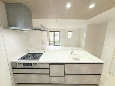 【キッチン】 | 【仲介手数料２４０万円が無料！】■南庭■車２台可■住宅性能評価６項目で最高評価 | 諸費用２４０万円が無料！
決算特別キャンペーン！
■車２台可
■南庭
■陽当り良好
■住宅性能評価６項目で最高評価
■太陽光発電
■ＺＥＨ水準住宅
■省エネ性能ラベル
■高断熱住宅