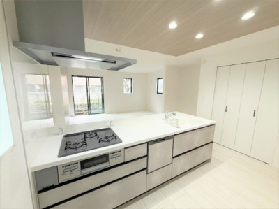 【キッチン】 | 【仲介手数料２４０万円が無料！】■南庭■車２台可■住宅性能評価６項目で最高評価 | 諸費用２４０万円が無料！
決算特別キャンペーン！
■車２台可
■南庭
■陽当り良好
■住宅性能評価６項目で最高評価
■太陽光発電
■ＺＥＨ水準住宅
■省エネ性能ラベル
■高断熱住宅