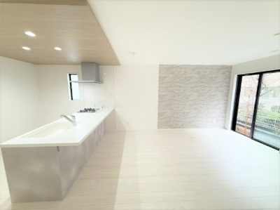 【居間・リビング】 | 【仲介手数料２４０万円が無料！】■南庭■車２台可■住宅性能評価６項目で最高評価 | 決算特別キャンペーン！
家計応援サービスの限界に挑戦中！
「物件概要」の「諸費用」欄をご覧下さい！
■車２台可
■南庭
■住宅性能評価６項目で最高評価
■太陽光発電
■ＺＥＨ水準
■省エネ性能ラベル