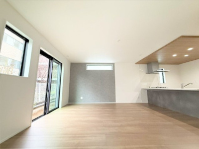 【居間・リビング】 | 【仲介手数料２４０万円が無料！】■南庭■車２台可■住宅性能評価６項目で最高評価 | 諸費用２４０万円が無料！
決算特別キャンペーン！
■車２台可
■南庭
■陽当り良好
■住宅性能評価６項目で最高評価
■太陽光発電
■ＺＥＨ水準住宅
■省エネ性能ラベル
■高断熱住宅