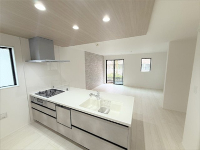 【キッチン】 | 【仲介手数料２４０万円が無料！】■南庭■車２台可■住宅性能評価６項目で最高評価 | 諸費用２４０万円が無料！
決算特別キャンペーン！
■車２台可
■南庭
■陽当り良好
■住宅性能評価６項目で最高評価
■太陽光発電
■ＺＥＨ水準住宅
■省エネ性能ラベル
■高断熱住宅