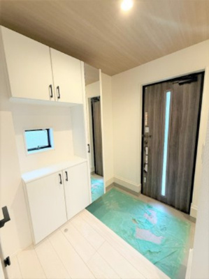 【玄関】 | 【仲介手数料２４０万円が無料！】■南庭■車２台可■住宅性能評価６項目で最高評価 | 諸費用２４０万円が無料！
決算特別キャンペーン！
■車２台可
■南庭
■陽当り良好
■住宅性能評価６項目で最高評価
■太陽光発電
■ＺＥＨ水準住宅
■省エネ性能ラベル
■高断熱住宅