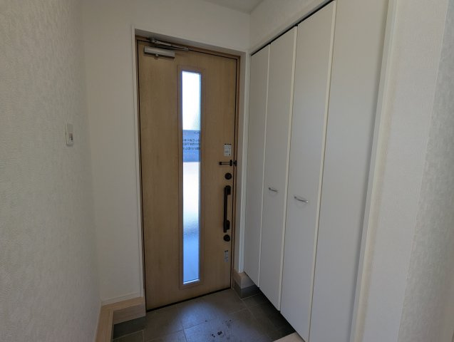 茨城町長岡第４の玄関|玄関窓から光が差し込む明るい玄関です！白を基調としているのでスッキリとしています♪（同施工物件写真）